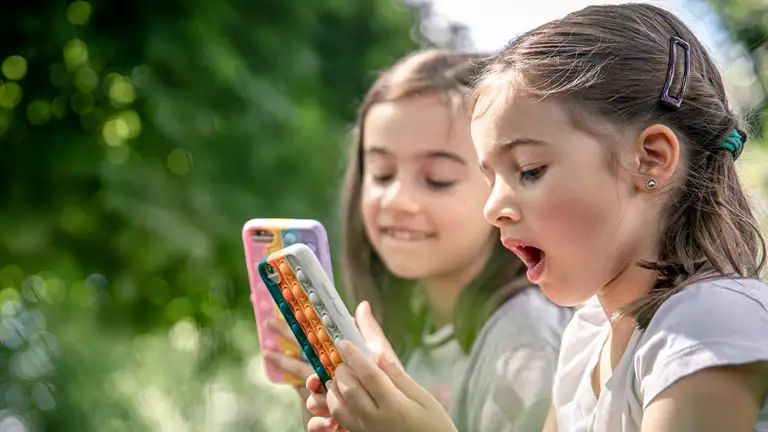 Børn leger med telefoner med pop covers.